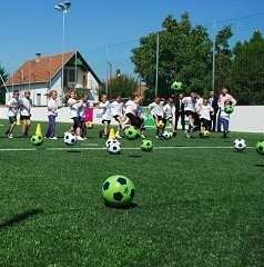 Kistarcsán műfüves pályán tanulják a focit a diákok