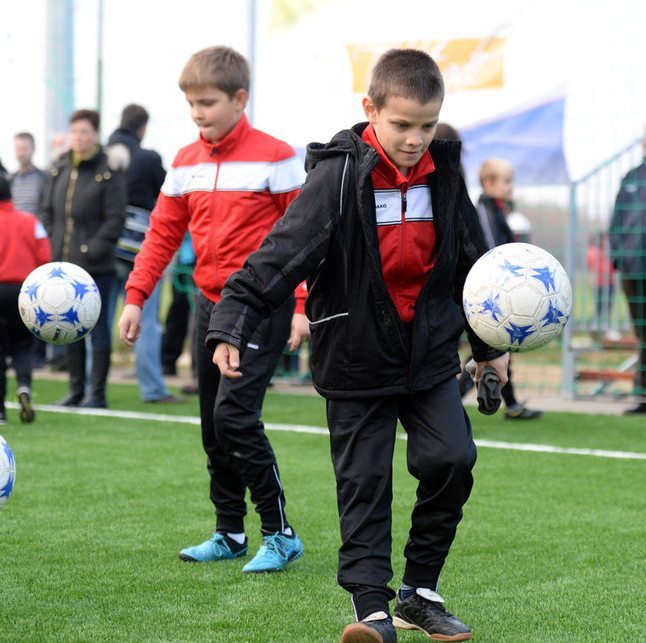 Nyíregyházán új műfüves pályán focizhatnak a fiatalok